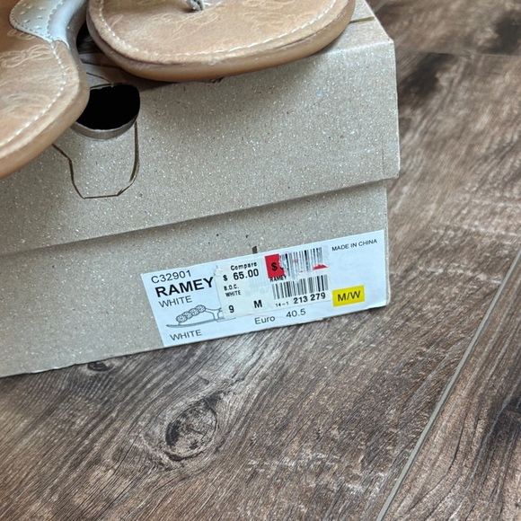 b.o.c. Born Concept White Ramey Floral Women's Sandals Size 9 - Picture 8 of 10